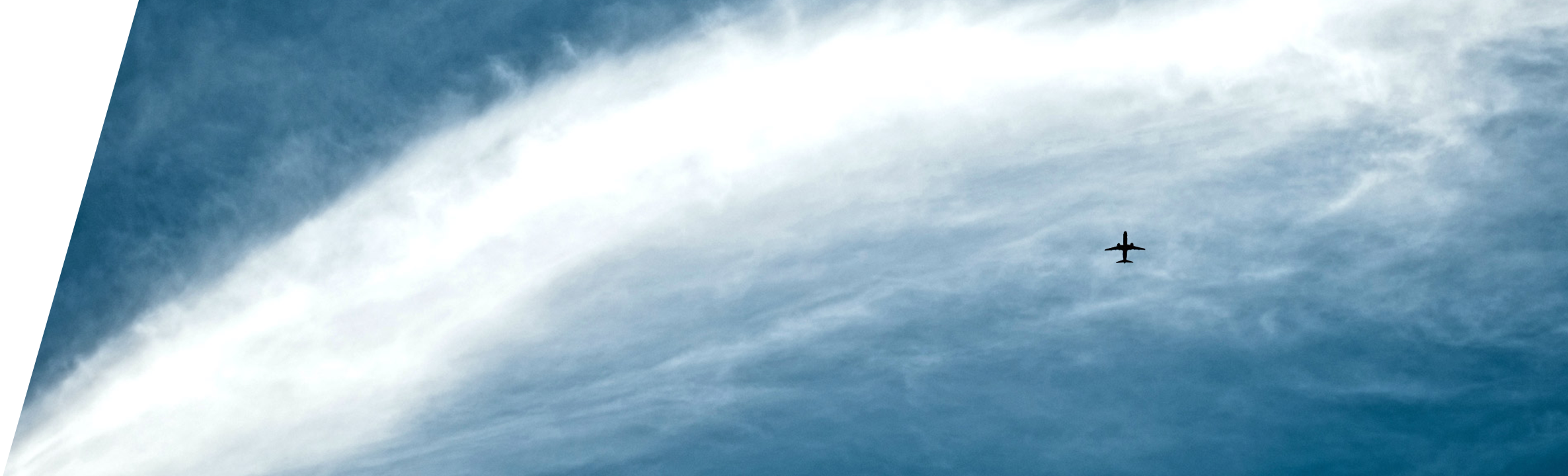 image d'un ciel nuageux avec un avion